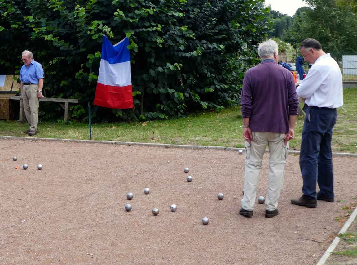 Cropped petanque